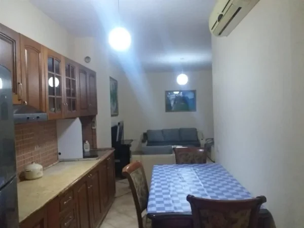 Tirane, jepet me qera apartament 1+1+Ballkon Kati 2, 70 m² 350 € (fresku)