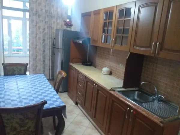 Tirane, jepet me qera apartament 1+1+Ballkon Kati 2, 70 m² 350 € (fresku)