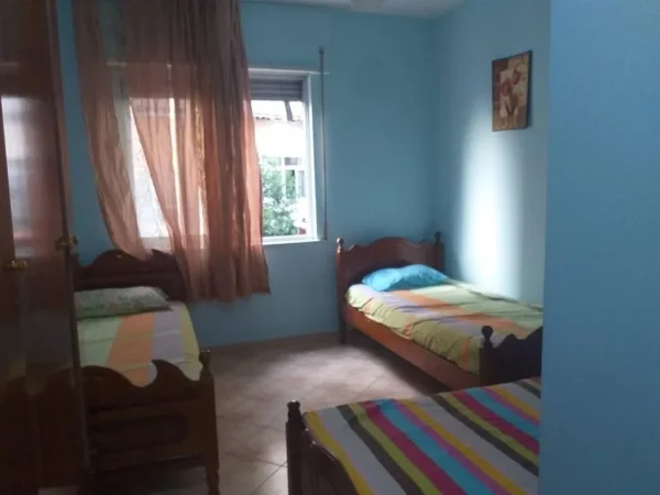 Tirane, jepet me qera apartament 1+1+Ballkon Kati 2, 70 m² 350 € (fresku)