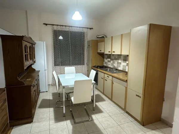 Tirane, jepet me qera apartament 2+1+Aneks Kati 1, 87 m² 380 € (ali demi)