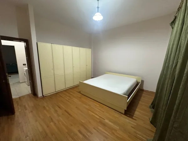 Tirane, jepet me qera apartament 2+1+Aneks Kati 1, 87 m² 380 € (ali demi)
