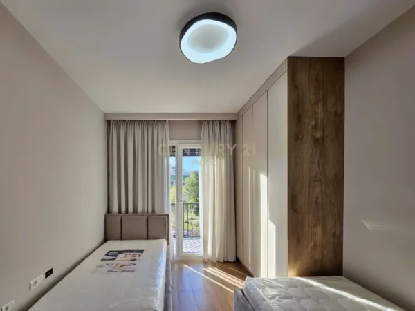 Tirane, jepet me qera apartament 2+1+Aneks+Ballkon Kati 1, 110 m² 1.100 € (TEG)