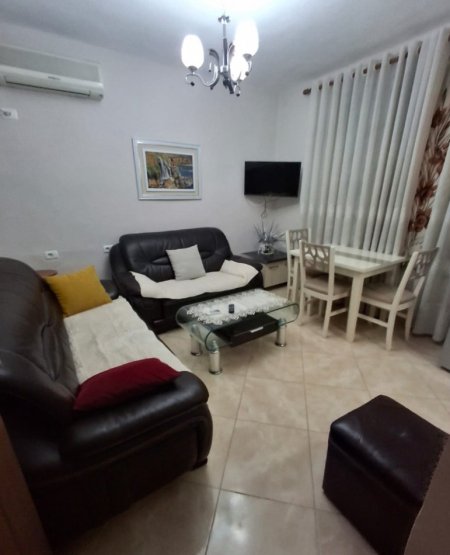 Tirane, jepet me qera apartament 1+1+Aneks Kati 1, 56 m² 450 € (rruga e dibres , medreseja)