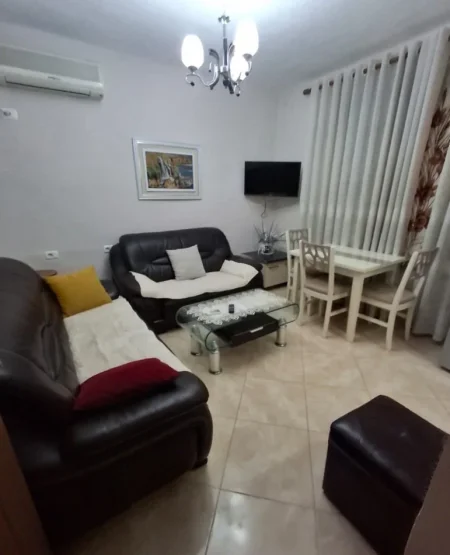 Tirane, jepet me qera apartament 1+1+Aneks Kati 1, 56 m² 450 € (rruga e dibres , medreseja)