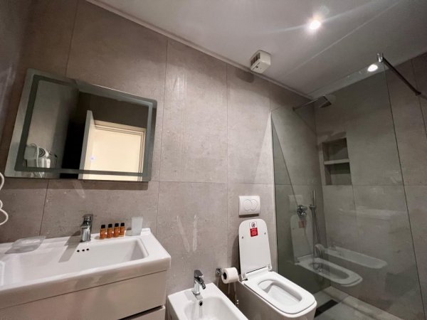 Tirane, jepet me qera apartament 2+1+Ballkon Kati 3, 80 m² 800 € (Shkolla Osman Myderizi pranë Ambasadës Amerikane)