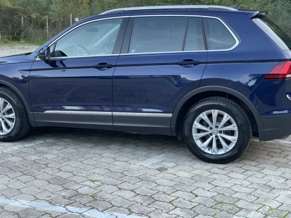 Tirane, shitet makine Volkswagen Tiguan Nafte, blu e errët automatik Klima 151.650 km 23.999 €