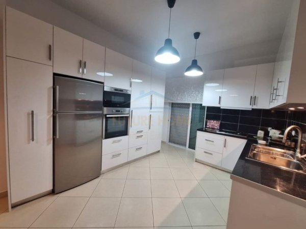 Durres, jepet me qera apartament 2+1 Kati 2, 136 m² 450 € (Rruga e Miqesise, Durres)