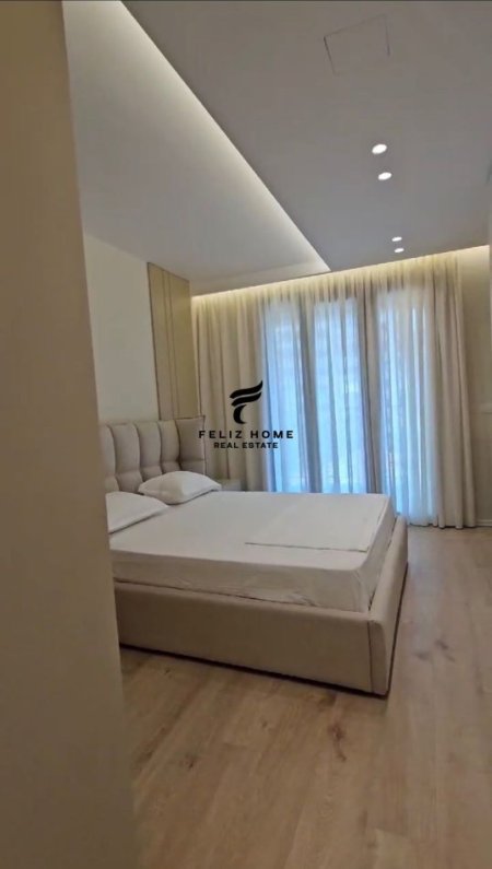 Tirane, jepet me qera apartament 1+1+Ballkon Kati 2, 77 m² 900 € (QENDER)