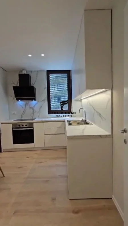 Tirane, jepet me qera apartament 1+1+Ballkon Kati 2, 77 m² 900 € (QENDER)