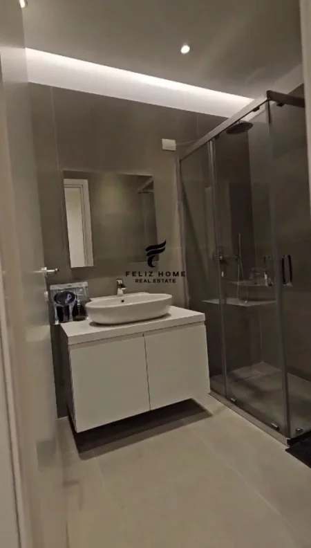 Tirane, jepet me qera apartament 1+1+Ballkon Kati 2, 77 m² 900 € (QENDER)