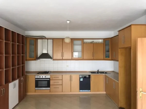 Tirane, jepet me qera apartament 2+1+Aneks+Ballkon Kati 3, 91 m² 650 € (komuna e parisit)