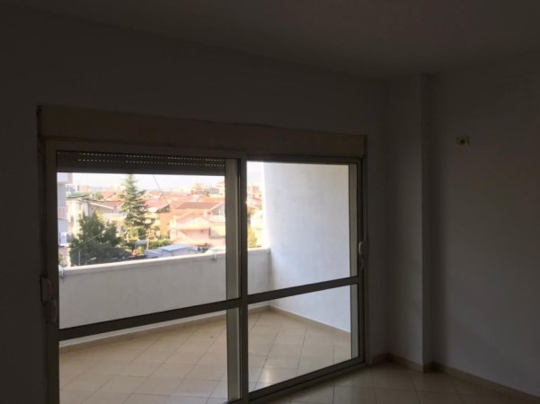 Tirane, jepet me qera apartament 2+1+Aneks+Ballkon Kati 3, 91 m² 650 € (komuna e parisit)