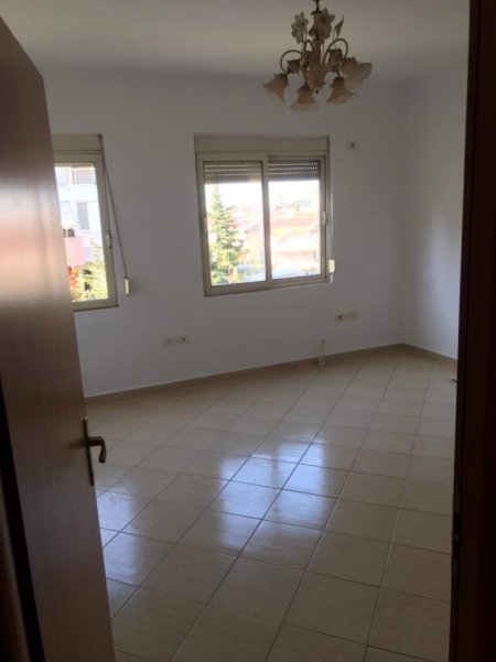 Tirane, jepet me qera apartament 2+1+Aneks+Ballkon Kati 3, 91 m² 650 € (komuna e parisit)