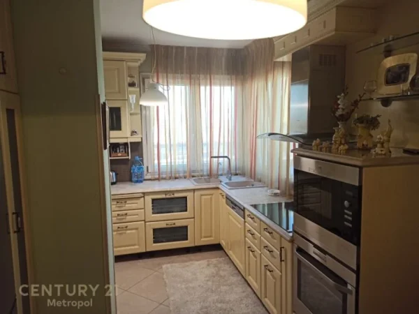 Tirane, shes apartament 4+1 , 272 m² 1.000.000 € (Rruga e Kavajës)