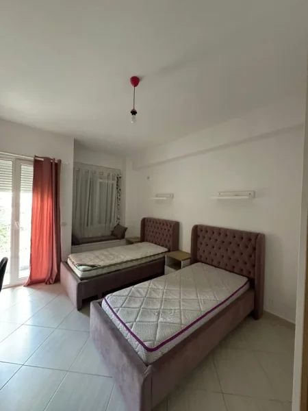 Tirane, jepet me qera apartament 3+1+Aneks+Ballkon Kati 4, 150 m² 650 € (Liqeni i Thate)