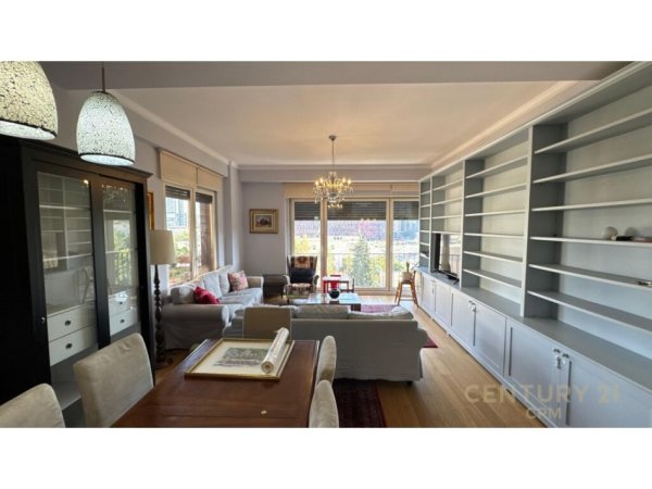Tirane, jap me qera apartament 3+1+2 + 2 Poste Parkime+Ballkon , 170 m² 3.000 € (Garda)