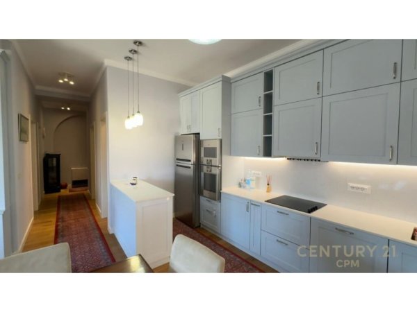 Tirane, jap me qera apartament 3+1+2 + 2 Poste Parkime+Ballkon , 170 m² 3.000 € (Garda)