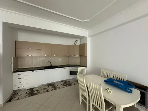 Tirane, jepet me qera apartament 3+1 Kati 4, 150 m² 1.000 € (Liqeni Thate)