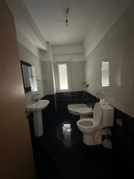 Tirane, jepet me qera apartament 3+1 Kati 4, 150 m² 1.000 € (Liqeni Thate)