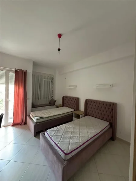 Tirane, jepet me qera apartament 3+1 Kati 4, 150 m² 1.000 € (Liqeni Thate)
