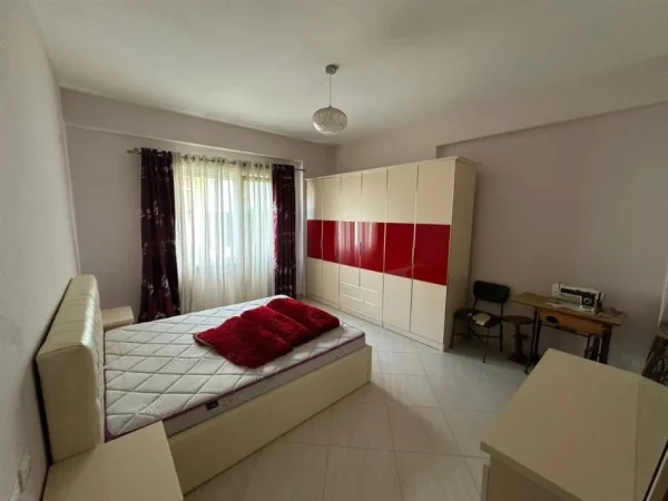 Tirane, jepet me qera apartament 3+1 Kati 4, 150 m² 1.000 € (Liqeni Thate)