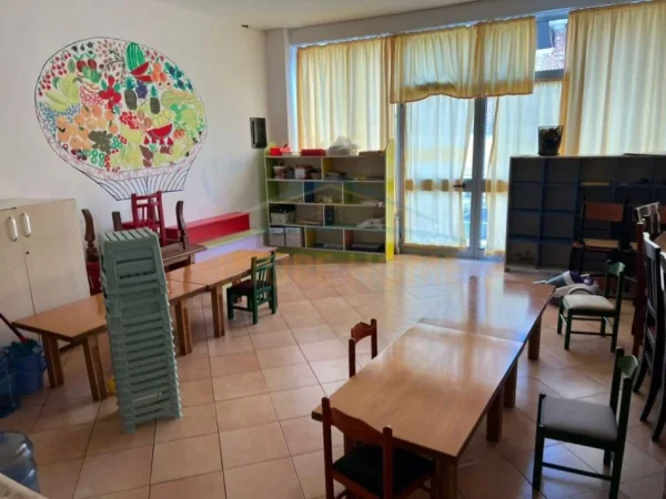 Durres, jap me qera ambjent biznesi Kati 1, 250 m² 800 € (gjykata)