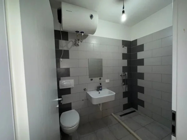 Tirane, jepet me qera apartament 2+1+Ballkon Kati 5, 520 € (siri kodra)