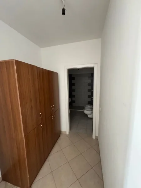 Tirane, jepet me qera apartament 2+1+Ballkon Kati 5, 520 € (siri kodra)