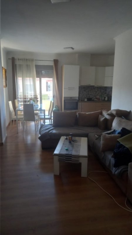 Tirane, jepet me qera apartament 2+1 Kati 3, 88 m² 300 € (Azem Galica)