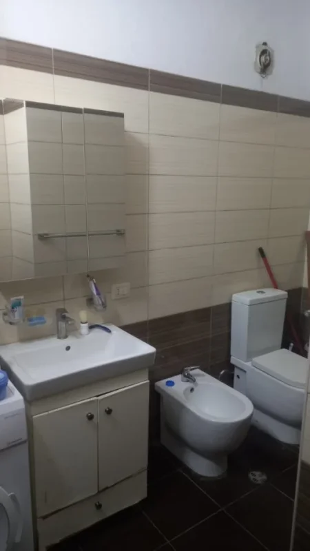 Tirane, jepet me qera apartament 2+1 Kati 3, 88 m² 300 € (Azem Galica)