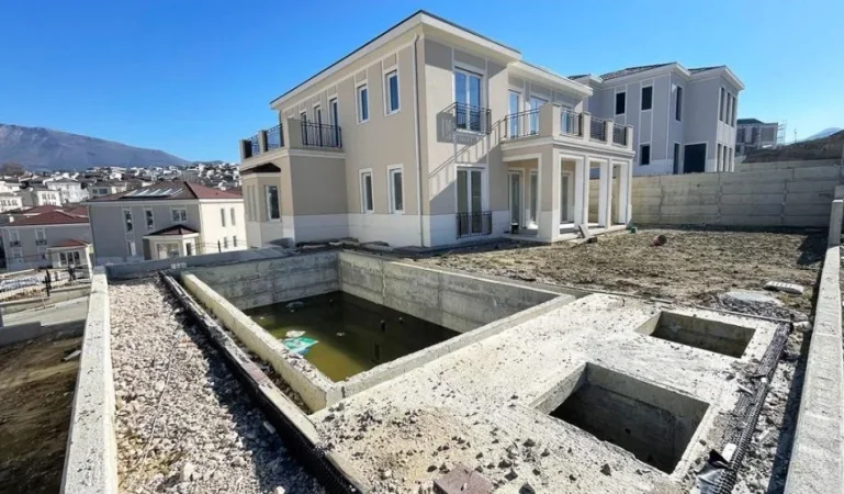 Tirane, shitet Vile 3 Katshe Kati 3, 705 m² 1.400.000 € (Residenca Collina Verde ne TEG)