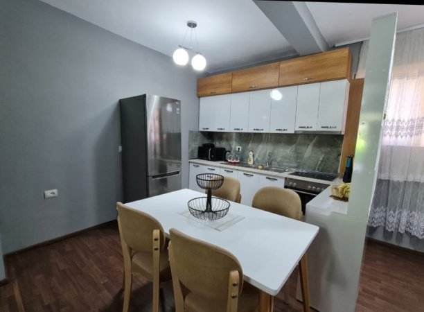 Tirane, jepet me qera apartament 2+1 Kati 0, 125 m² 700 € (Rruga e Dibres)