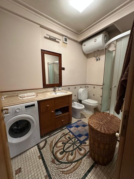 Tirane, jepet me qera apartament 3+1+A+BLK Kati 5, 160 m² 1.000 Euro (Rruga e Elbasanit)