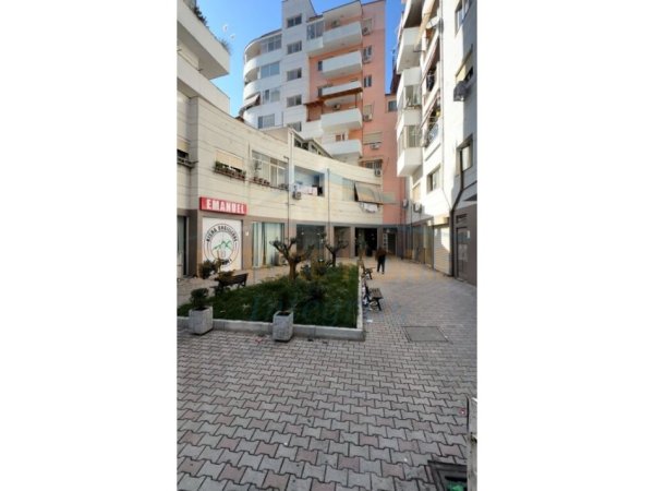 Tirane, shitet dyqan Kati 0, 60 m² 60.000 € (Fresku)