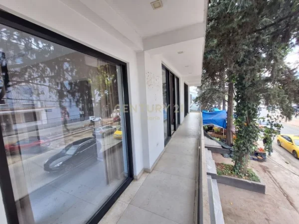Tirane, jepet me qera apartament 3+1 Kati 1, 120 m² 1.200 € (Kinostudio)