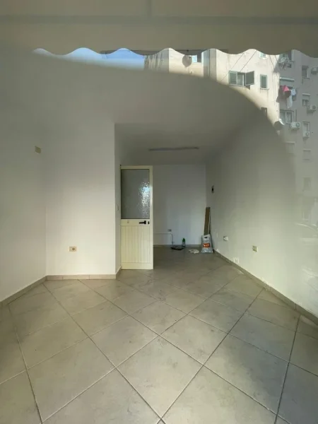 Tirane, jepet me qera dyqan Kati 0, 20 m² 300 € (MARGARITA TUTULANI)