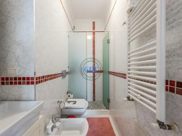 Durres, shitet apartament duplex 3+1+Ballkon Kati 8, 290 m² (Pallati Sportit)