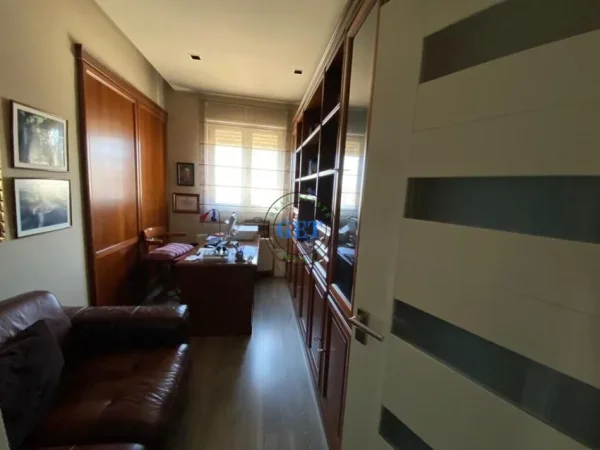 Durres, shitet apartament duplex 3+1+Ballkon Kati 8, 290 m² (Pallati Sportit)