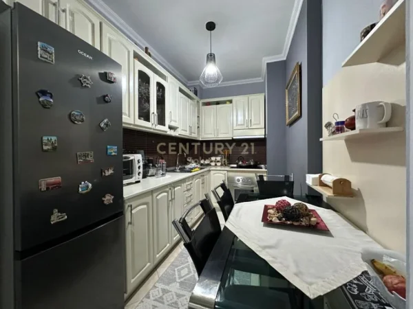 Tirane, shitet apartament 2+1 Kati 3, 88 m² 122.000 € (Rruga Tom Plezha)