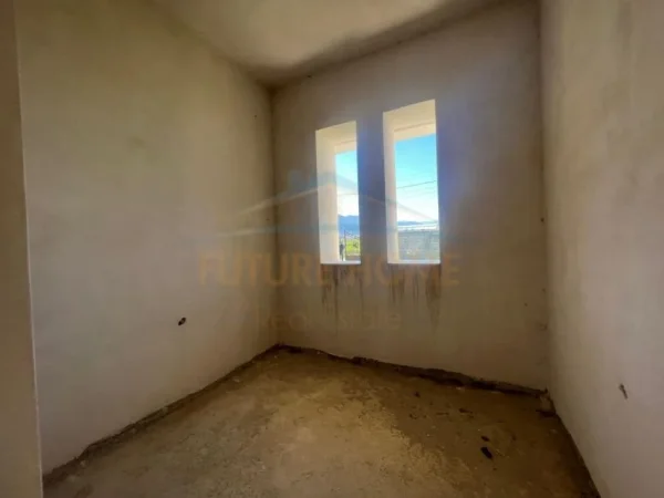 Korce, shitet shtepi 3+1 Kati 1, 184 m² 100.000 € (Lagjia 6, Korçë)