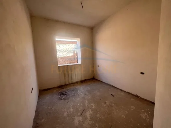 Korce, shitet shtepi 3+1 Kati 1, 184 m² 100.000 € (Lagjia 6, Korçë)