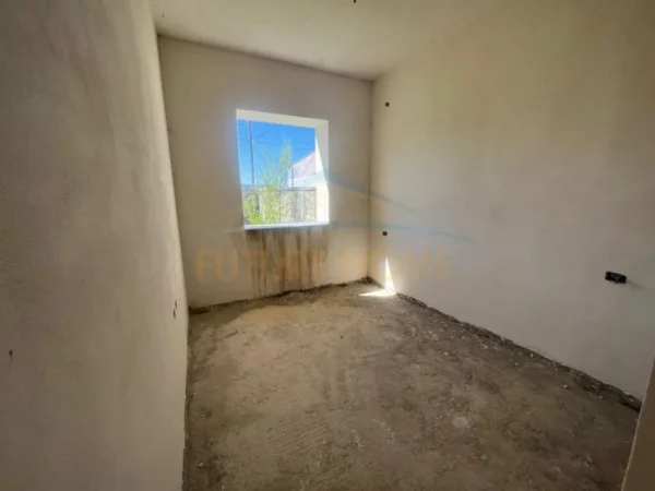 Korce, shitet shtepi 3+1 Kati 1, 184 m² 100.000 € (Lagjia 6, Korçë)