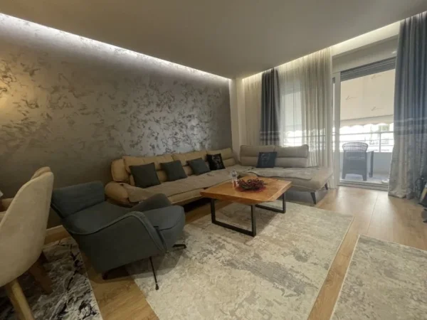 Tirane, jepet me qera apartament 2+1 Kati 5, 120 m² 700 € 
