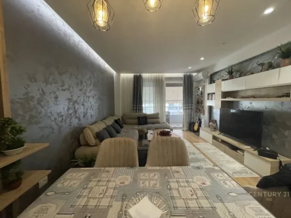 Tirane, jepet me qera apartament 2+1 Kati 5, 120 m² 700 € 