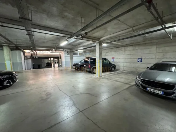 Tirane, shitet apartament 3+1+Aneks+Ballkon Kati 3, 165 m² 450.000 € (Sauk)