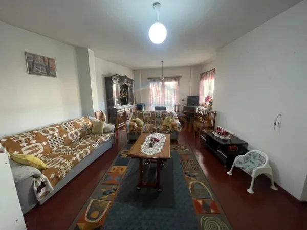 Korce, shitet apartament 2+1 Kati 2, 85.000 € (Lagjia 18, Korçë)