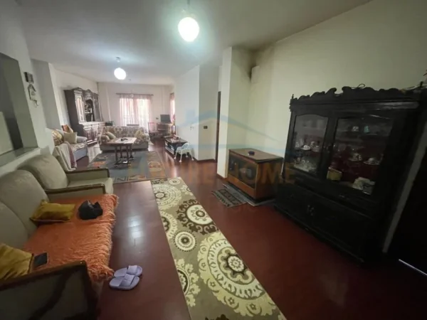 Korce, shitet apartament 2+1 Kati 2, 85.000 € (Lagjia 18, Korçë)