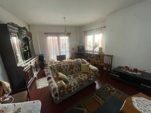 Korce, shitet apartament 2+1 Kati 2, 85.000 € (Lagjia 18, Korçë)