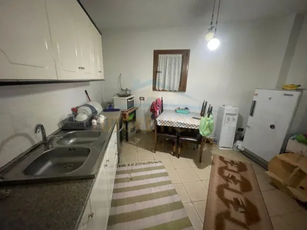 Korce, shitet apartament 2+1 Kati 2, 85.000 € (Lagjia 18, Korçë)