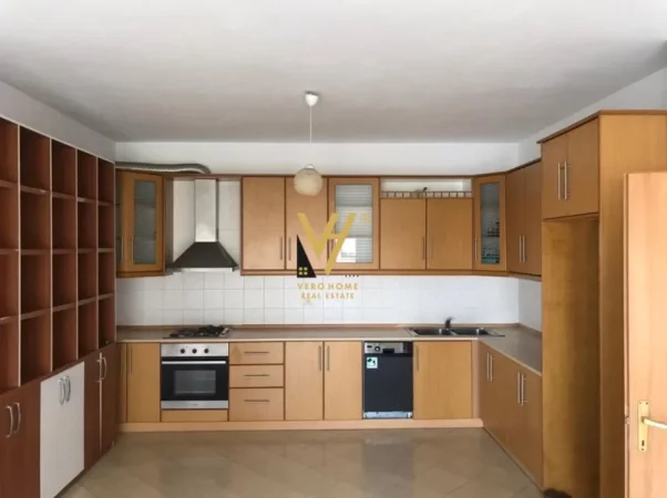 Tirane, jepet me qera zyre Kati 3, 90 m² 650 € (QENDRA KRISTAL)